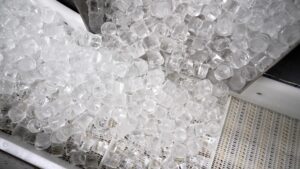 Cubetti di ghiaccio alimentare in fase di produzione industriale